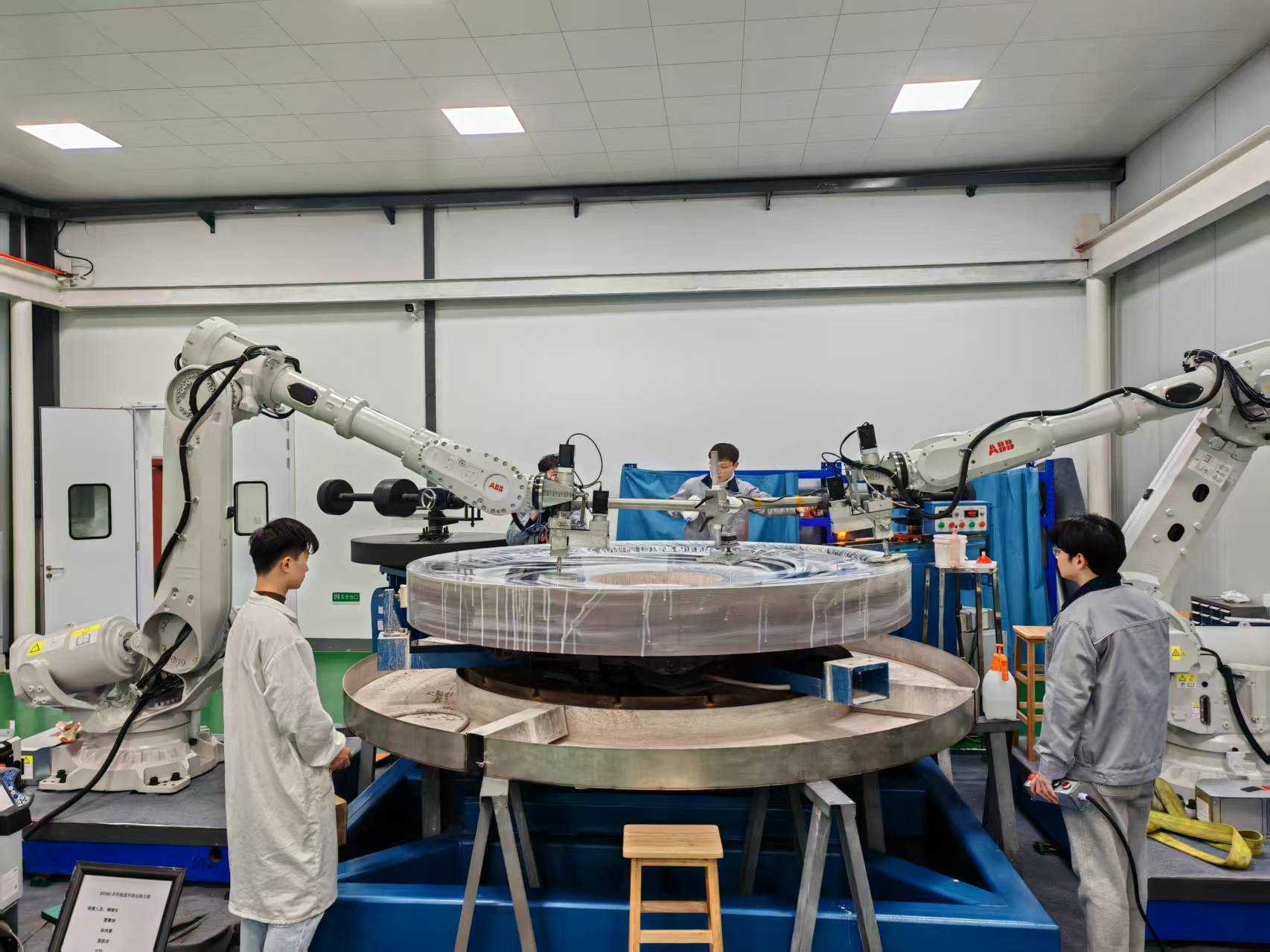 人工配合機械臂磨拋